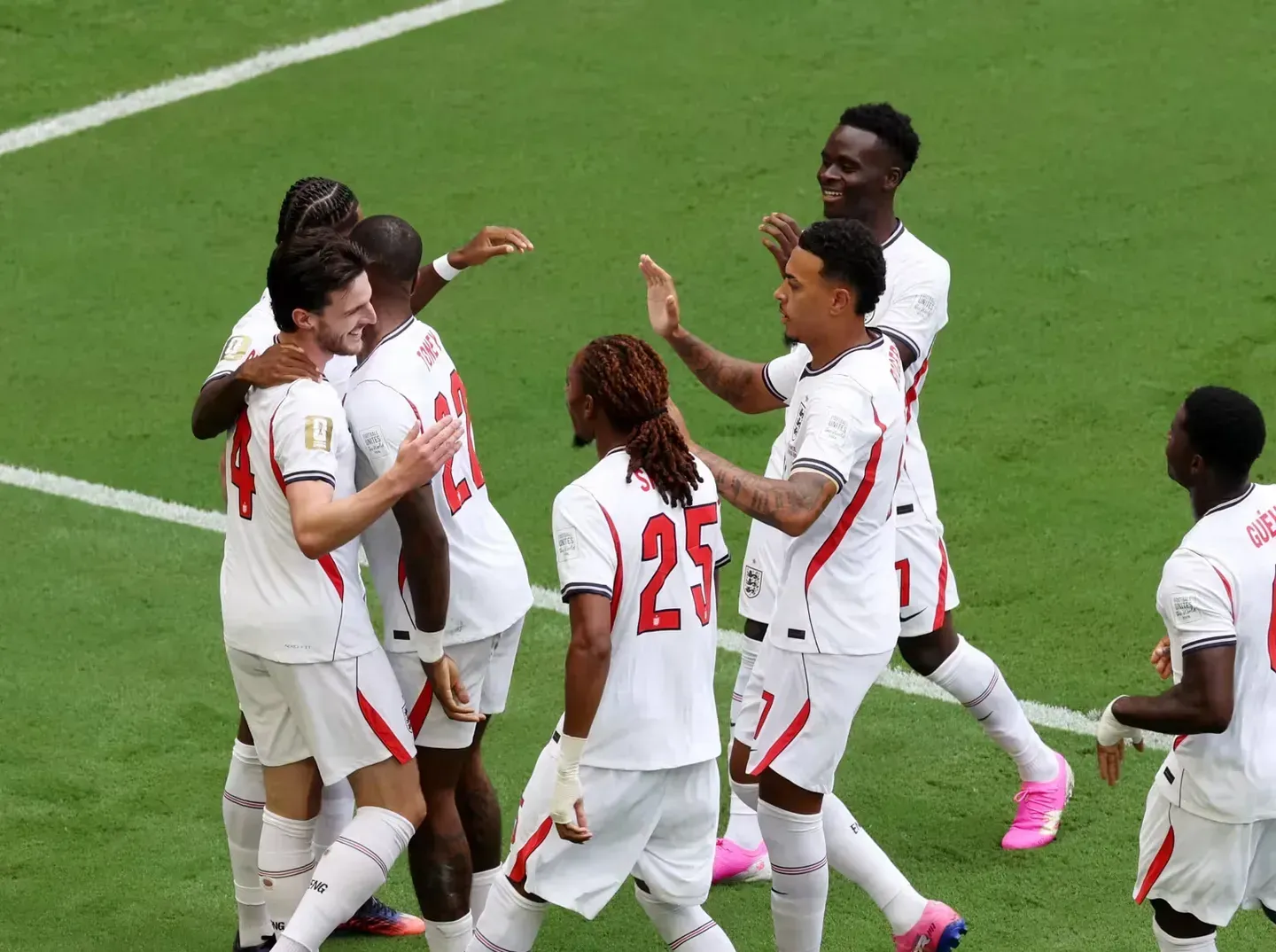 Inglaterra bate Chéquia reduzida a dez